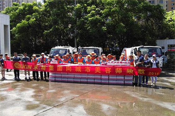 求精集團(tuán)心系城市美容師-，高溫慰問(wèn)一線城管衛(wèi)士和環(huán)衛(wèi)工人