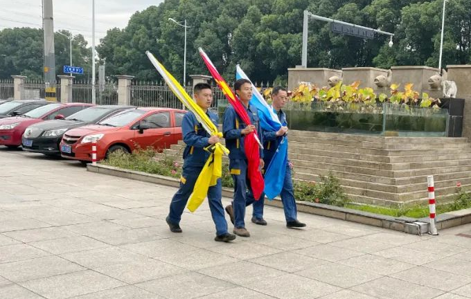 “喜氣洋洋同迎國(guó)慶，祝福綿綿共擁國(guó)旗”國(guó)慶升旗儀式順利舉行