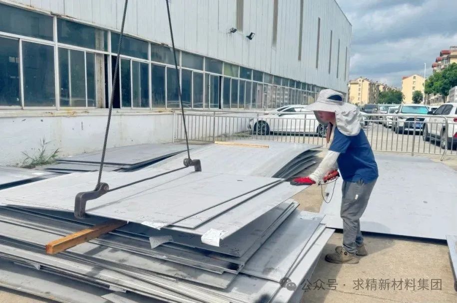 烈日“考驗(yàn)”，車間一線工人的堅(jiān)守與擔(dān)當(dāng)