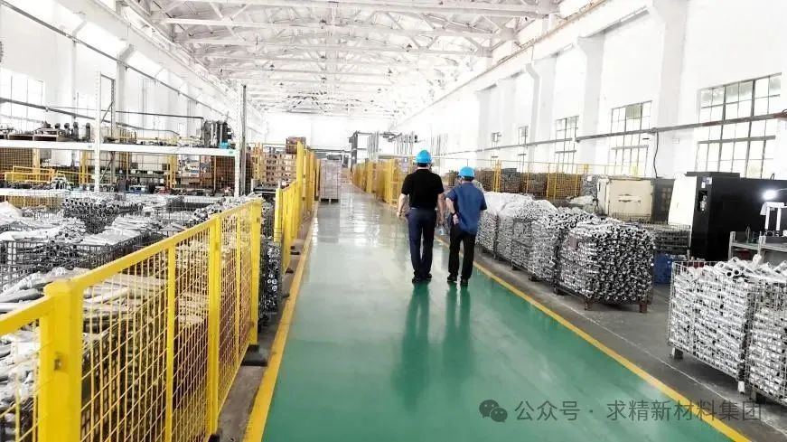四川大學(xué)黃教授深入求精新材料集團(tuán)參觀調(diào)研，共探材料科學(xué)創(chuàng)新發(fā)展